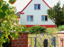 होटल की एक तस्वीर: Ferienhaus zum Glück, mit Pool und Kamin