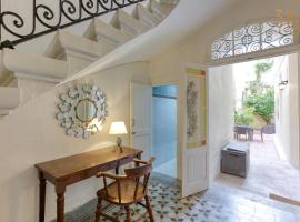 รูปภาพของโรงแรม: Cosy 4BR Townhouse in Sliema's Traditional Heart by 360 Estates