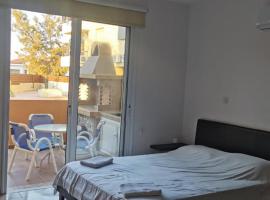 Foto do Hotel: Stunning 2-bed house ground floor with pool