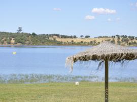 Cruceros Alqueva, hotel in Cheles