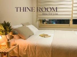 Foto di Hotel: Thine Room