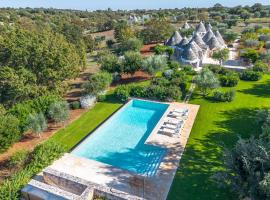 รูปภาพของโรงแรม: Tenuta Diciassetteconi Trulli With Pool - Happy Rentals