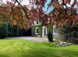 4 Bed-FreeWiFi-Sleeps 8-CarCharger, hotel in Kirmington