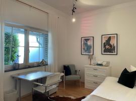 Privates Zimmer in einem gepflegten Bungalow, Hotel in Neuss