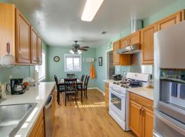 Фотография гостиницы: Pet-Friendly Home about 5 Mi to Knotts Berry Farm!