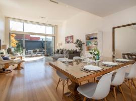Hotel Foto: NORWOOD RETREAT - Stunning Townhouse located in the Heart of Norwood