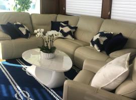 Luxury Afloat Yacht Paradise 3 bedrooms 3bath 5 beds with full Marina view, khách sạn ở Los Angeles