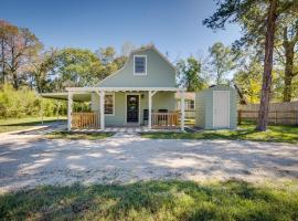 Хотел снимка: Pet-Friendly Conroe Hideaway with Porch and Fire Pit