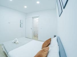Hotel Photo: Bright and modern flat with air-con and free parking