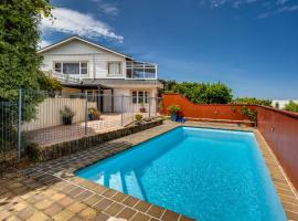 Hotel Foto: Relax At Poolside - Napier Holiday Home