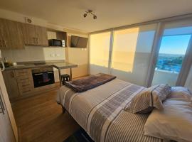 Depto Full Equipado en Centro de Chillán con Estacionamiento 10, hotel u gradu 'Chillán'