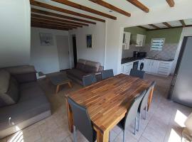 Maison 5 chambres avec piscine, hotel in Petite Île