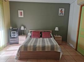 Hotel Photo: Chambre spacieuse avec bureau et balcon