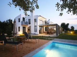 Hotel fotografie: Sunny Sani Luxury Villas