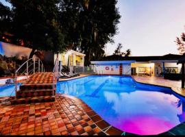 Ξενοδοχείο φωτογραφία: POBLADO TROPICAL 13 BEDROOM MANSION POOL JACUZZI AC BUTLER 5 MINUTES TO LLERAS