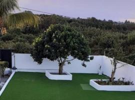 Ξενοδοχείο φωτογραφία: Villa Bella is 5 mins from the beach with amazing garden overlooking the pool
