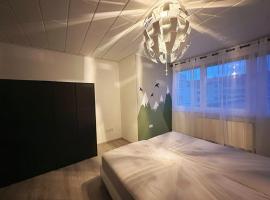 A picture of the hotel: Zimmer in 100m² Wohnung mit Terrasse