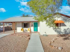 Hotel fotoğraf: Centrally Located Tucson Home with Fenced-In Yard!