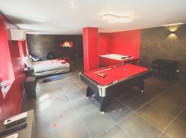 Fotos de Hotel: Le Confiden'spa Loft 55m2 Jacuzzi - Billard - Cheminée - Terrasse