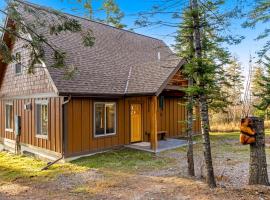 Experience Montana Cabins - Lake View Luxury Cabin #7, ξενοδοχείο σε Bigfork