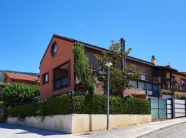 Foto di Hotel: TuApartamento Roomrural - Casa en Pantano de Yesa