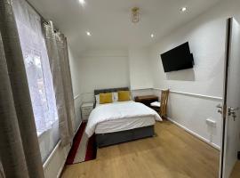 Hotel kuvat: Double Room With Free WiFi Keedonwood Road