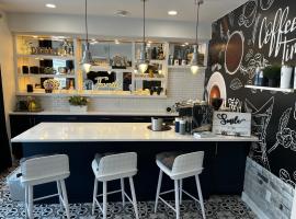 Hotel kuvat: Stunning Italian Cafe Themed Studio Apartment Backing on a Canal