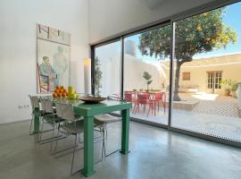 होटल की एक तस्वीर: Design & art, patio with orange tree, near Seville