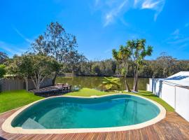 Hotel Foto: Easygoing Poolside Relaxation on Wyong River