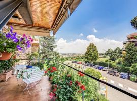 होटल की एक तस्वीर: Terrazza Piccolomini: elegant apartment stunning view over Rome/St Peter's Dome