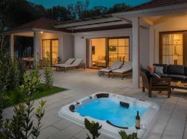 Foto do Hotel: Holiday Home Luxury Bay Villa with private hot tub-4 by Interhome