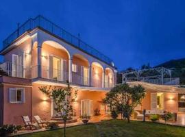 Hotel Foto: The Lookout Exclusive Villa with Capri Views