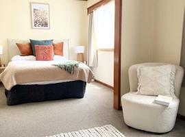 Hotel Photo: Studio 6 at Tui Treehouse Stay Auckland