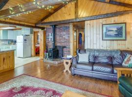 Fotos de Hotel: Cozy Maine Cottage on Long Lake with Screened Porch