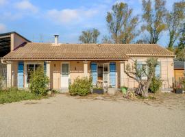 호텔 사진: Villa with swimming pool in Sorgues