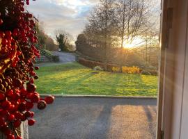 Rostrevor Valley House -Mountainside Hot Tub View, hotel in Newry