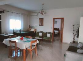 A picture of the hotel: Casa con impronta retro