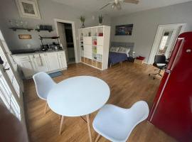 호텔 사진: Stylish Studio in Montrose - The Italian Plaza