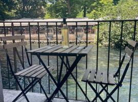 Hotel fotografie: Riverside flat between Isle sur la Sorgue & Gordes