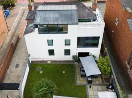 Hotel foto: Thrushley Cottage in Wakefield - sleeps 7 - with roof terrace