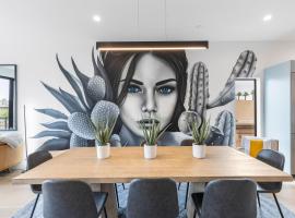 Perfect Friends Escape in Old Town Scottsdale with Resort Pool Access and Roof Deck!, ξενοδοχείο σε Scottsdale