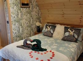 Hotel fotografie: Beautiful Glamping Pod with Central Heating, Hot Tub, Garden, Balcony & views - close to Cairnryan - The Herons Nest by GBG