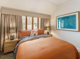 Hotel Photo: Farrah Designer Three Bedroom Carlton Residence