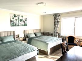 Hotel fotografie: Master Bedroom with Two Queen Sized Bed