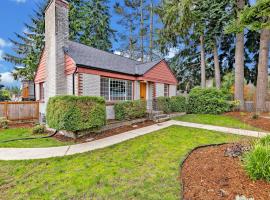 होटल की एक तस्वीर: Remodeled Home Fenced Yard Outdoor Fireplace