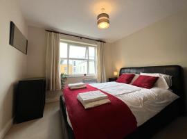 Hotel Photo: Spacious 2BR Flat with Sofa-Bed in Central Reading