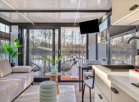 Фотография гостиницы: Charming Tiny Houseboat Escape Near Amsterdam