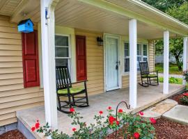 A picture of the hotel: Parkside Retreat 3 Beds and Porch