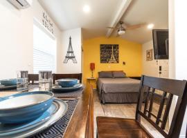 Zdjęcie hotelu: Tiny Paris El Paso, Quiet, Detached, Full Kitchen, Near I10