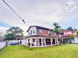 A picture of the hotel: Serene Hill Tropical Villa by JBcity Home